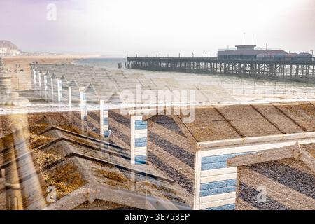 Doppelte Exposition mit Strandhütten und Pier Stockfoto