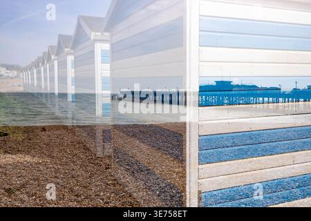 Doppelte Exposition mit Strandhütten und Pier Stockfoto