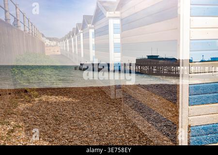 Doppelte Exposition mit Strandhütten und Pier Stockfoto