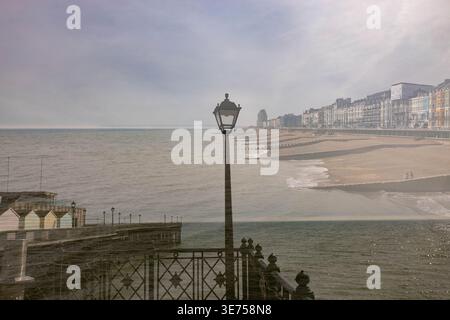 Doppelte Exposition von Hastings Seafront und Pier Laternenpfahl Stockfoto