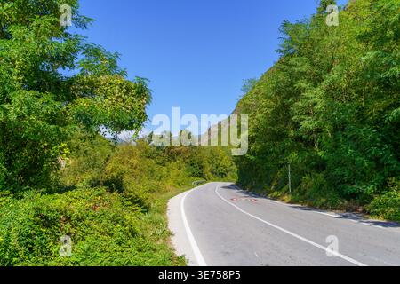Blick auf Straße und Landschaft im Mavrovo Nationalpark, Nordmazedonien Stockfoto
