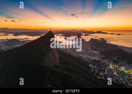 Malerische Landschaft von Rio de Janeiro kurz vor Sonnenaufgang mit Corcovado und Sugarloaf Mountains Stockfoto