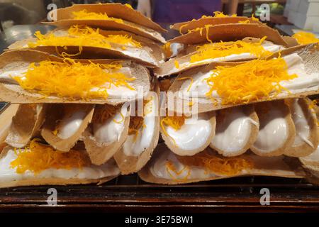 Herzhafte thailändische knusprige Pfannkuchen (Khanom Buang) zum Verkauf an einem Marktstand. Stockfoto