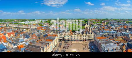 Panoramablick auf das historische Zentrum von Arras, La Grand Place und La Petite Place des Heros mit Stadthäusern im flämischen Barockstil Stockfoto