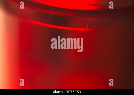 Tiefroter abstrakter Hintergrund mit einer weichen horizontalen Glasstrukturlinie Stockfoto