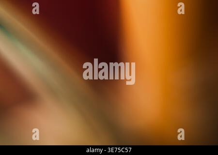 Abstrakter brauner und goldener Hintergrund mit diagonaler Bewegungsunschärfe und weichen Highlights Stockfoto