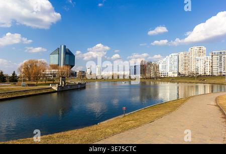 Minsk, Weißrussland - 28. März 2026. Der Fluss fließt an einem sonnigen Tag neben der öffentlichen Bibliothek in Minsk Stockfoto