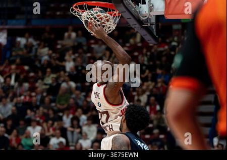 Isiaha Mike ((FC Bayern München) erzielt mit einem Dunk während der EA7 Emporio Armani Milano vs Bayern Monaco, Basketball Euroleague Spiel in Assago (MI), Italien, 9. April 2026 Stockfoto