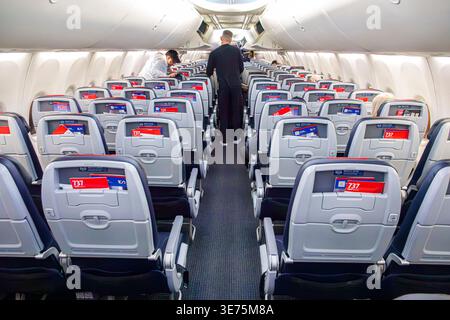 Miami Florida, Miami International Airport MIA, Innenraum Kabine Economy Sitze, Flug von Philadelphia, Flugzeugkabine Gangreihen Sitze Tablett Tablett Stockfoto