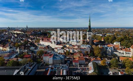Drohnenblick auf die Altstadt von Tallinn und die Kirche St. Olaf im Herbst Stockfoto