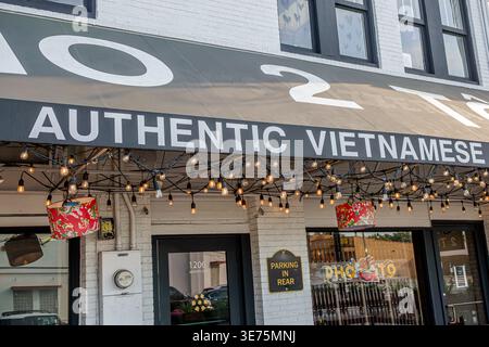 Orlando Florida, Little Vietnam, East Colonial Drive, Pho to vietnamesisches Restaurant Außenschild authentische vietnamesische Küche, Lichterketten dekorative Bu Stockfoto