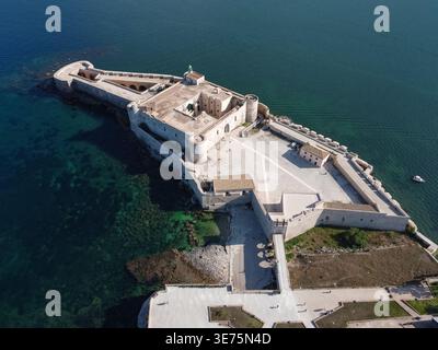 Drohnenansicht des mittelalterlichen Castello Maniace in Ortigia - Syrakus, Sizilien Stockfoto
