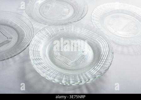 Studio-Aufnahme mit strukturierten Glasplatten. Weiches, gestreutes Licht betont dezente Texturen und minimalistisches Design. Kommerzielle Verwendung bei Tischgestaltung Stockfoto