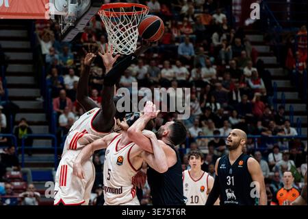 Wenyen Gabriel (FC Bayern München) schießt während des Spiels während der EA7 Emporio Armani Milano gegen Bayern Monaco, Basketball Euroleague Spiel in Assago (MI), Italien, 9. April 2026 Stockfoto