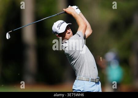 Augusta, Usa. April 2026. Justin Thomas schlägt am ersten Tag des Masters Turniers im Augusta National Golf Club am Donnerstag, den 9. April 2026, in Augusta, Georgia auf dem 12. Loch ab. Foto: John Angelillo/UPI Credit: UPI/Alamy Live News Stockfoto
