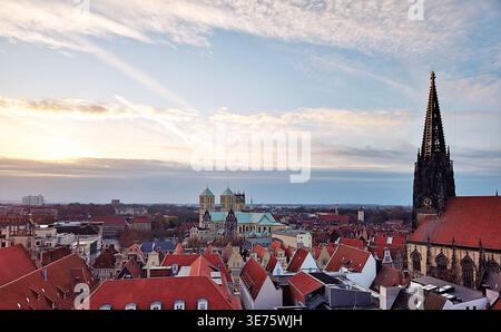 Abendblick auf die Stadt Münster, Deutschland, mit dem Paulskirchen in der Mitte und der Lamberti-Kirche auf der rechten Seite. Stockfoto