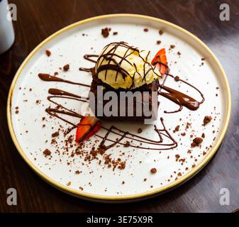 Schokoladen-Brownie und Vanila-Eis Stockfoto