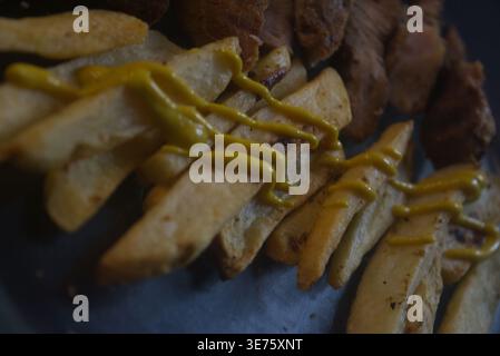 Gegrilltes Steak und Pommes frites serviert mit Ranch Dip für eine lustige Feier. Stockfoto