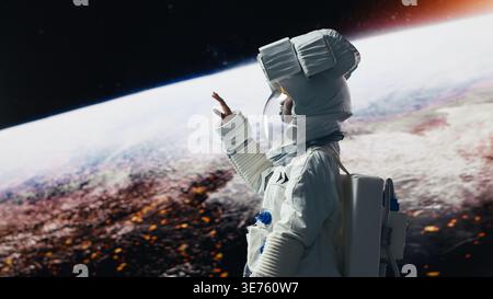 Lächelnder Astronaut, der sich auf den Himmelskörper des Weltraums vorbereitet. Fröhlicher Kosmonaut im High-Tech-Anzug, der mit dem Raumschiff den Weltraum erforscht, Marsoberfläche erforscht, um 360 Grad gedreht, Kamera B Stockfoto