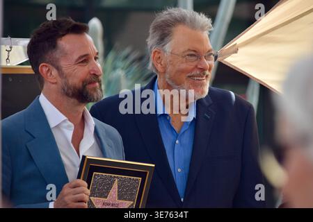 Noah Wyle posiert mit Jonathan Frakes bei der Hollywood Walk of Fame Zeremonie in Los Angeles, Kalifornien. Stockfoto