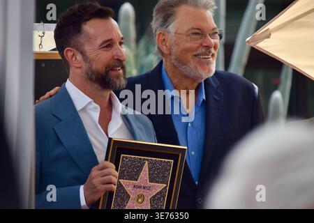 Noah Wyle posiert mit Jonathan Frakes bei der Hollywood Walk of Fame Zeremonie in Los Angeles, Kalifornien. Stockfoto