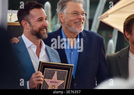 Noah Wyle posiert mit Jonathan Frakes bei der Hollywood Walk of Fame Zeremonie in Los Angeles, Kalifornien. Stockfoto
