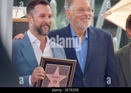 Noah Wyle posiert mit Jonathan Frakes bei der Hollywood Walk of Fame Zeremonie in Los Angeles, Kalifornien. Stockfoto