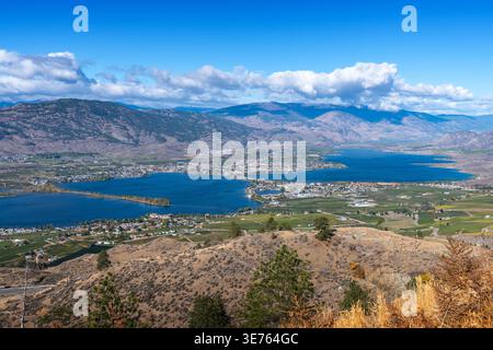 Osoyoos Lake und Town Canada Ein hoher Blick über den Osoyoos Lake, die Stadt und die üppigen Weinberge. British Columbia, Kanada. Stockfoto