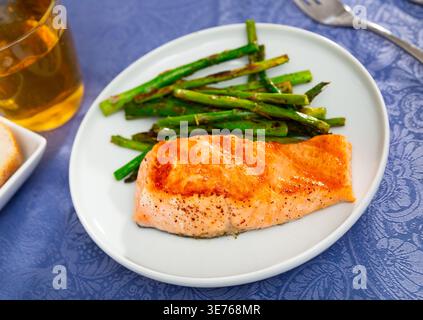 Schmackhafter Lachs in Scheiben mit Spargel Stockfoto