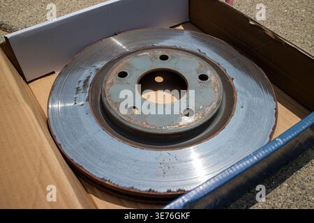 Eine alte und rostige Autobremsscheibe Stockfoto