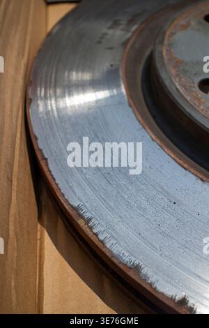 Eine alte und rostige Autobremsscheibe Stockfoto