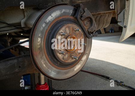 Eine alte und rostige Autobremsscheibe Stockfoto