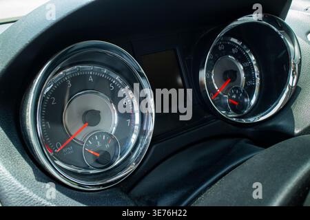 Ein Tachometer und ein Drehzahlmesser messen die Fahrgeschwindigkeit und Motordrehzahl eines Fahrzeugs Stockfoto