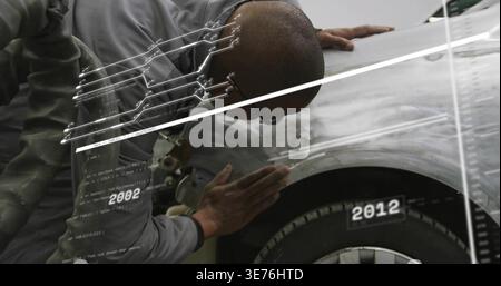 Untersuchungstechniker in grauem Hemd glättet Autokotflügel im Geschäft mit Handschleifer, 2012-Etikett Stockfoto