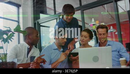 Ein Team von fünf Kollegen, die Tablets und Laptops in einem modernen Büro und Business Casual untersuchen Stockfoto