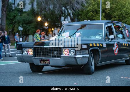 Ein maßgeschneiderter „Reaper“-Leichenwagen fährt durch die Mardi Gras-Parade der Stadt der Bäume in Sacramento. Stockfoto