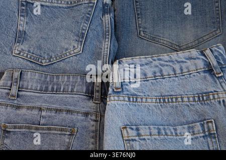 Nahansicht der Denim-Jeans mit Taschendetail und lässigem modischem Hintergrund Stockfoto