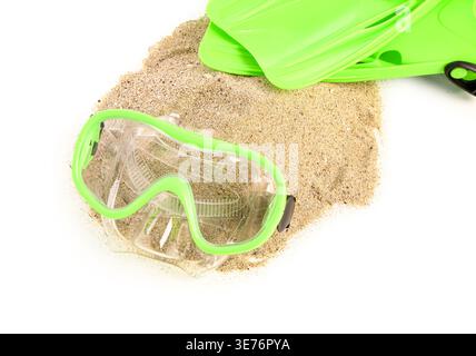 Neue Schwimmmasken-Haufen Sand auf weißem Hintergrund Stockfoto