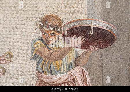 NEAPEL, ITALIEN ? 26. JUNI 2025: Mosaikdetail mit Straßenmusikern aus Pompeji im Archäologischen Museum von Neapel, in dem Roman d Stockfoto