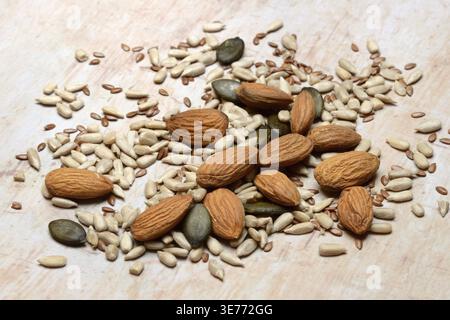 Kerne, Mischung aus Mandelkernen, Sonnenblumenkernen, Leinsamen und Kürbiskernen Stockfoto