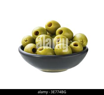Schwarze Schüssel mit Pitted Olive isoliert auf weißem Hintergrund. Marinierte Oliven. Eingelegte grüne Oliven Stockfoto