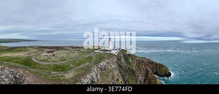 Panoramablick auf den Leuchtturm Mull of Galloway an den Küstenklippen mit Blick auf die Irische See, Dumfries und Galloway, Schottland, Großbritannien Stockfoto