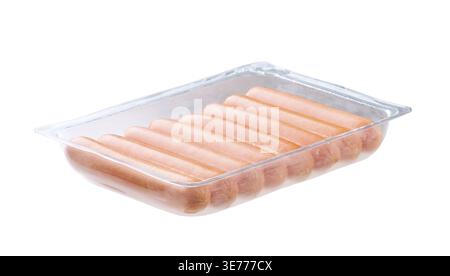 Gekochte Würstchen in einem Kunststoffbehälter Nahaufnahme isoliert auf weißem Hintergrund. Zutat für Hotdog. Transparente Kunststoffschale mit gekochten Würstchen isol Stockfoto