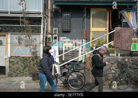 Tokio, Japan - 20. Februar 2026: Straßenblick auf das Yanaka-Viertel, zeigt den Charme des alten Japans. Stockfoto