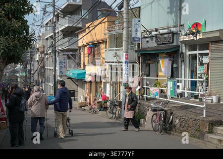 Tokio, Japan - 20. Februar 2026: Straßenblick auf das Yanaka-Viertel, zeigt den Charme des alten Japans. Stockfoto