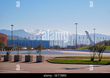 Sirius, Russland - 18. April 2025: Olympiapark Sotschi vor dem Hintergrund schneebedeckter Berge des Kaukasus. Sirius. Region Krasnodar. Russland Stockfoto