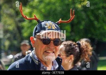 Portland, USA. April 2026. PORTLAND, OREGON, USA – 9. April 2026: Stephen Kafoury, ein Whitman College und Absolvent der Lewis and Clark Law School, nahmen an der Installation teil. Die Thompson Elk, eine 6.800 Pfund schwere Bronzestatue im Zentrum von Portland, wurde heute auf ihrem Sockel ersetzt, nachdem sie während der Black Lives Matter Proteste von 2020 zur Verwahrung entfernt worden war. The Elk, ein Wahrzeichen an der Main Street in Portland, war ein Geschenk des ehemaligen Bürgermeisters David Thompson im Jahr 1900. (Foto: John Rudoff/SIPA USA) Credit: SIPA USA/Alamy Live News Stockfoto