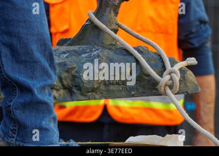 Portland, USA. April 2026. PORTLAND, OREGON, USA – 9. April 2026: Die Henry-Bonnard Bronze Company hat diese Statue um 1900 gegossen. Die Thompson Elk, eine 6.800 Pfund schwere Bronzestatue im Zentrum von Portland, wurde heute auf ihrem Sockel ersetzt, nachdem sie während der Black Lives Matter Proteste von 2020 zur Verwahrung entfernt worden war. The Elk, ein Wahrzeichen an der Main Street in Portland, war ein Geschenk des ehemaligen Bürgermeisters David Thompson im Jahr 1900. (Foto: John Rudoff/SIPA USA) Credit: SIPA USA/Alamy Live News Stockfoto