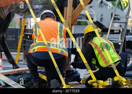 Portland, USA. April 2026. PORTLAND, OREGON, USA – 9. April 2026: Die Thompson Elk, eine 6.800 Pfund schwere Bronzestatue im Zentrum von Portland, wurde heute auf ihrem Sockel ersetzt, nachdem sie 2020 während der Black Lives Matter Proteste zur Verwahrung entfernt worden war. The Elk, ein Wahrzeichen an der Main Street in Portland, war ein Geschenk des ehemaligen Bürgermeisters David Thompson im Jahr 1900. (Foto: John Rudoff/SIPA USA) Credit: SIPA USA/Alamy Live News Stockfoto