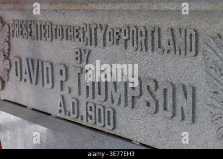 Portland, USA. April 2026. PORTLAND, OREGON, USA – 9. April 2026: Die Thompson Elk, eine 6.800 Pfund schwere Bronzestatue im Zentrum von Portland, wurde heute auf ihrem Sockel ersetzt, nachdem sie 2020 während der Black Lives Matter Proteste zur Verwahrung entfernt worden war. The Elk, ein Wahrzeichen an der Main Street in Portland, war ein Geschenk des ehemaligen Bürgermeisters David Thompson im Jahr 1900. (Foto: John Rudoff/SIPA USA) Credit: SIPA USA/Alamy Live News Stockfoto